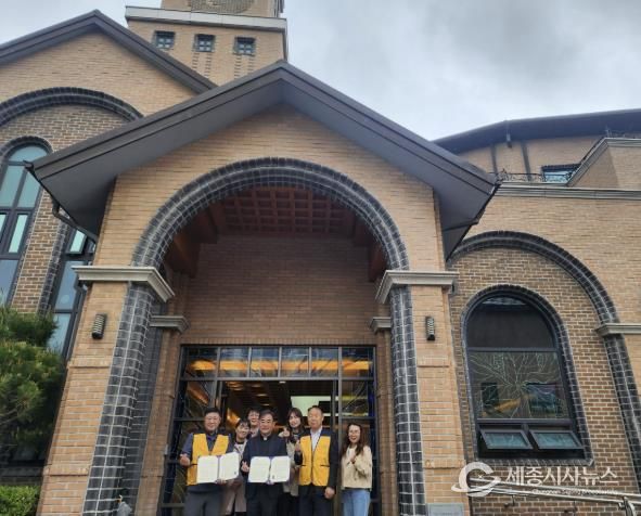 온양풍기동 성당에서 업무 협약 기념사진