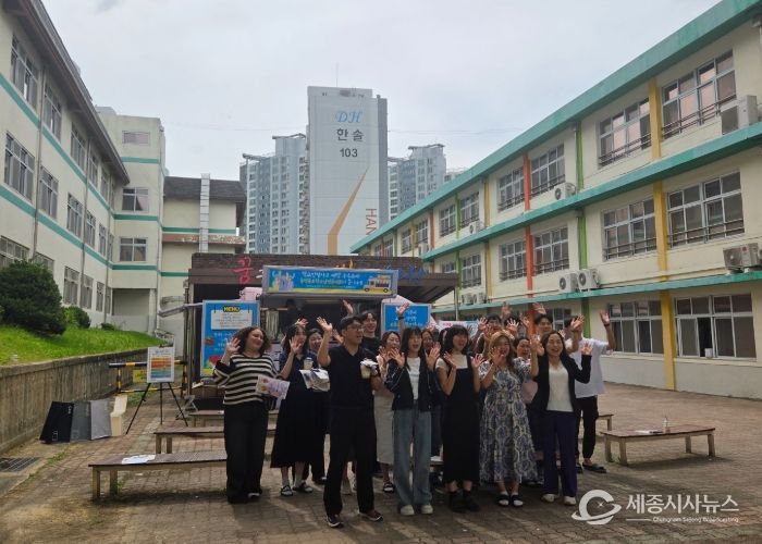 충북학교안전공제회, 학교안전사고 예방 우수교 감사와 응원을 담은 커피차 운영