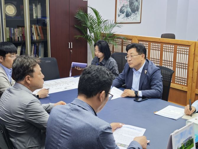 안태준 의원과 국토교통부 등 담당자들이 곤지암역 시설보강 관련 협의 중이다