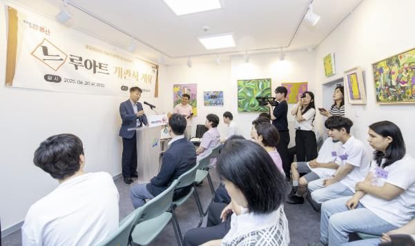 지난 20일 이창석 용산구 부구청장이 느루아트 개관식에서 축사 중이다