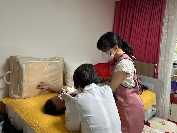 방문을 통해 어르신들이 구강 관리 받는 모습
