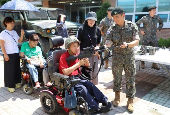 6월 23일, 제2신속대응사단 주둔지에서 여주시 장애인자립생활센터 소속 장애인들이 병영생활 체험을 진행하고 있다. (사진 : 부대제공)