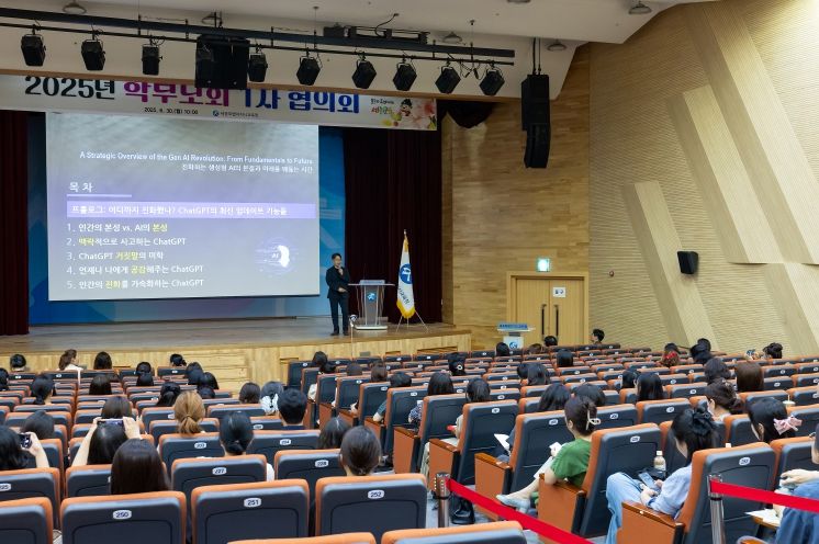 6월 30일(월) 10시, 교육청 대강당에서 ‘2025년 학부모회 1차 협의회’를 개최했다. (홍영일 교수의 특강 부모 업그레이드 인강의 연민과 AI 공감의 협업을 주제로 한 강연)