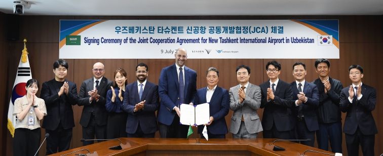 지난 9일 인천국제공항공사 회의실에서 진행된 ‘우즈베키스탄 타슈켄트 신공항 공동개발협정 체결식’에서 인천국제공항공사 이학재 사장(사진 우측에서 6번째)이 비전인베스트 오마르 알 미다니 사장(사진 왼쪽에서 6번째) 및 관계자들과 협정 체결 후 기념촬영을 하고 있다.