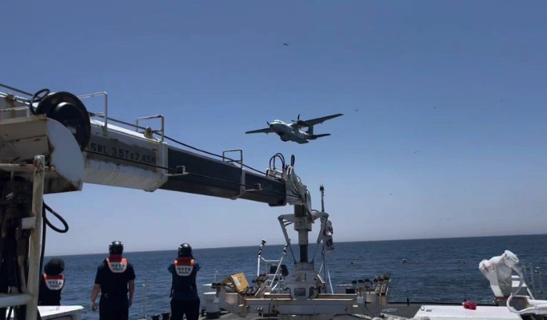 구명벌을 투하하는 고정익 항공