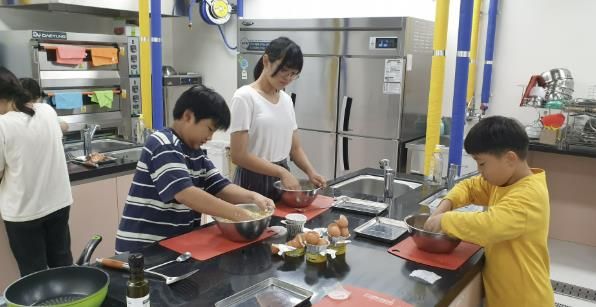청소년센터에서 요리하는 모습
