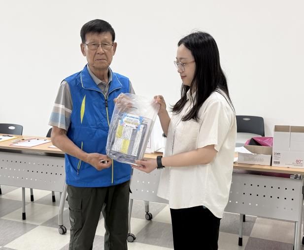 물품 배부 사진