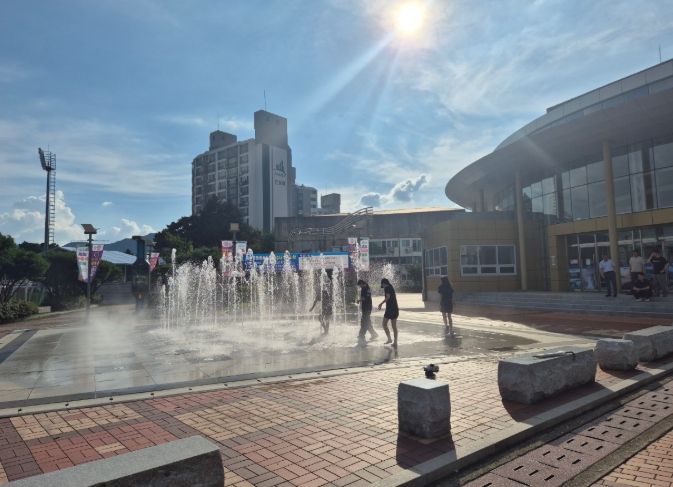 옥천문화예술회관, 여름철 분수대 본격 가동