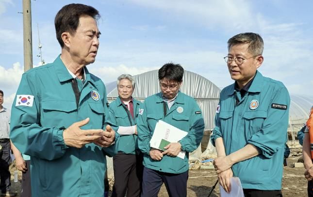 김태흠 충남지사(왼쪽)와 김범수 아산시 부시장이 수해 현장을 점검하고 있다.